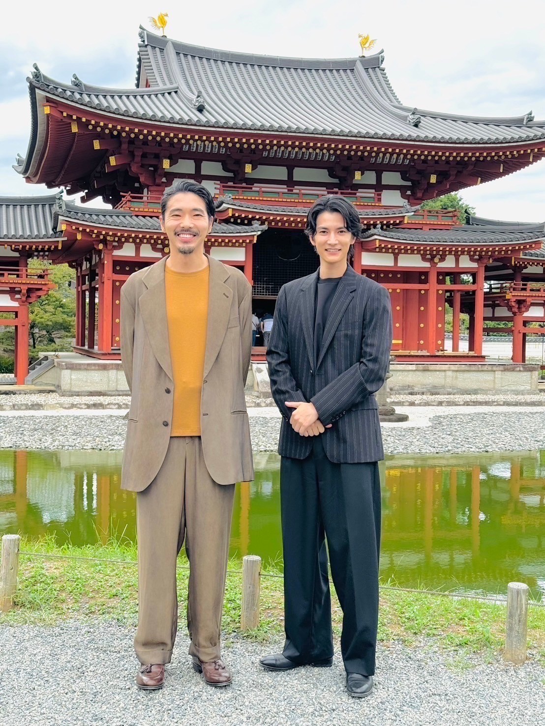 大河ドラマ『光る君へ』スペシャルトークショー　俳優　江本佑さん、渡邊圭祐さんの平等院でのツーショット