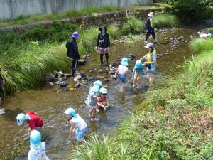 川で遊ぶ様子