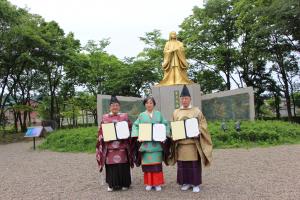 越前市の紫式部公園にて宇治市、越前市、大津市3市連携協定の締結記念写真